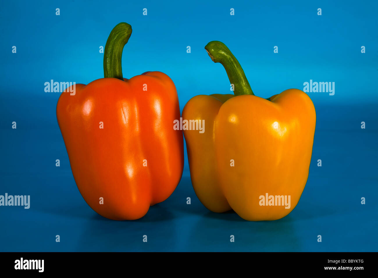 Un arancio il peperone e un peperone giallo Foto Stock