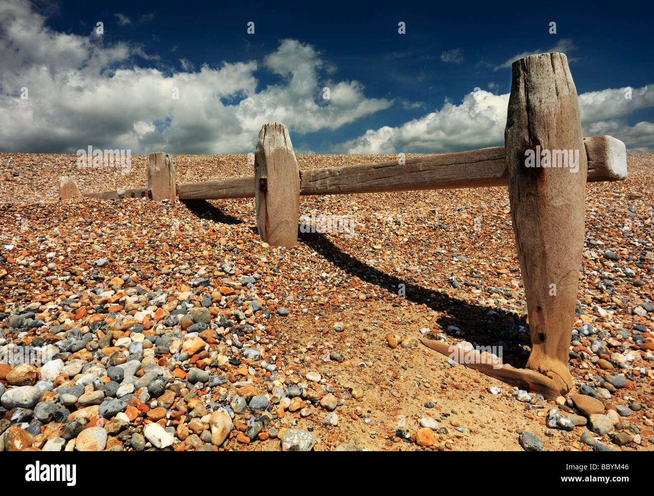 Usurati groyne del mare. West Beach, Littlehampton, West Sussex, in Inghilterra, Regno Unito. Foto Stock