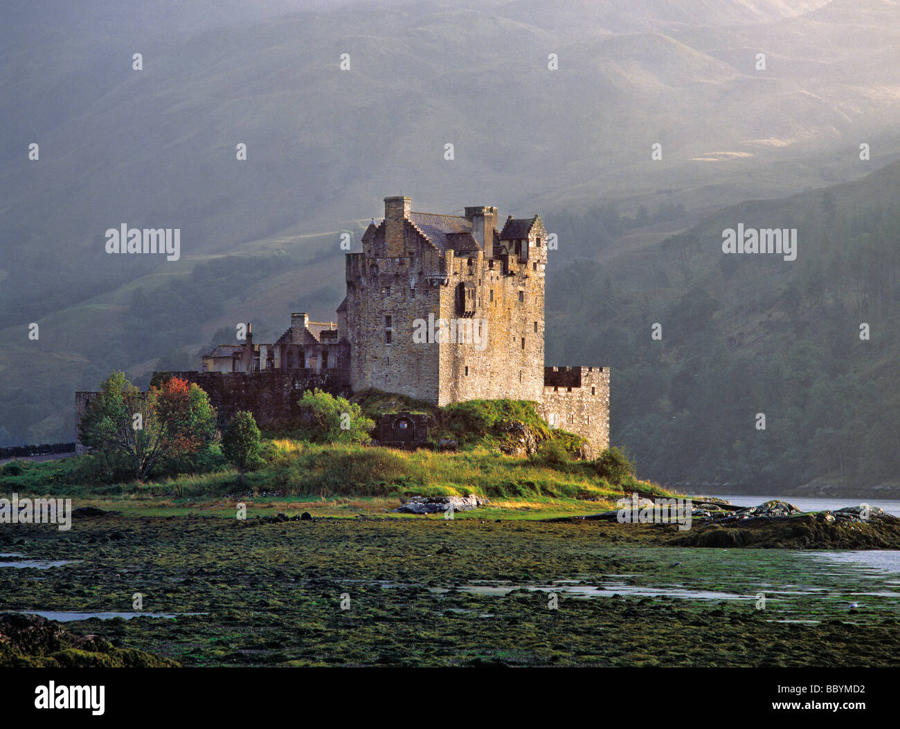 Eilean Donan Castle si trova tra Loch Duich e Loch Alsh vicino a Kyle of Lochalsh nel nord-ovest Highlands della Scozia Foto Stock