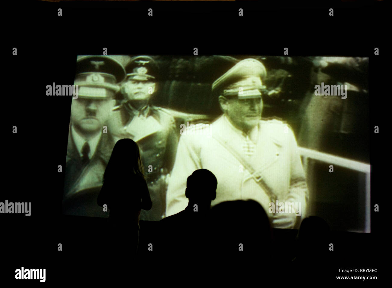 Il pubblico moderno guarda un film di Propaganda Newsreel della Germania nazista degli anni trenta Foto Stock