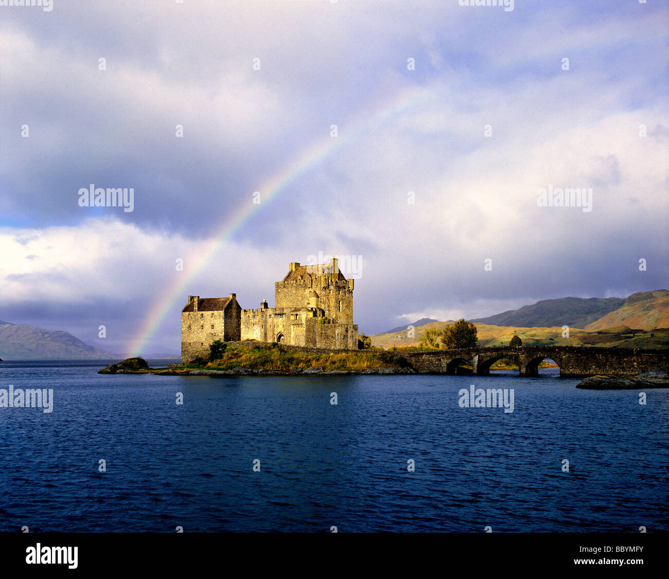 Un arcobaleno telai bellissimo Castello Eilean Donan in NW Highlands della Scozia Foto Stock