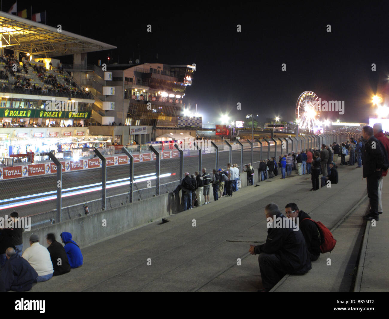 Le Mans 24 Heures ora gara automobilistica bandiera Francia Sarthe pit straight grandstand notte Foto Stock