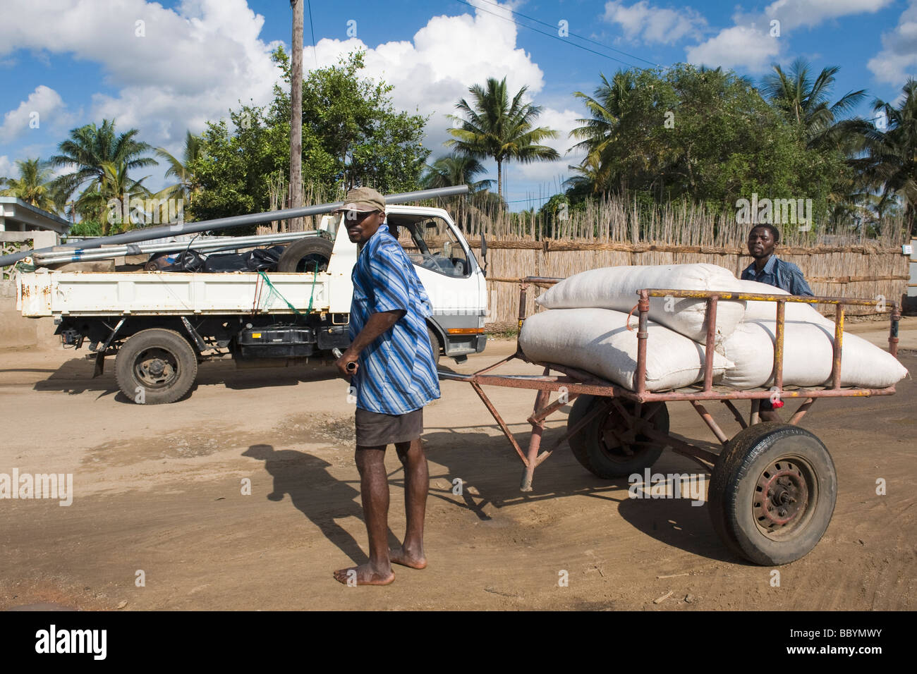 Un uomo di trasportare sacchi con il suo pushcart Quelimane Mozambico Foto Stock