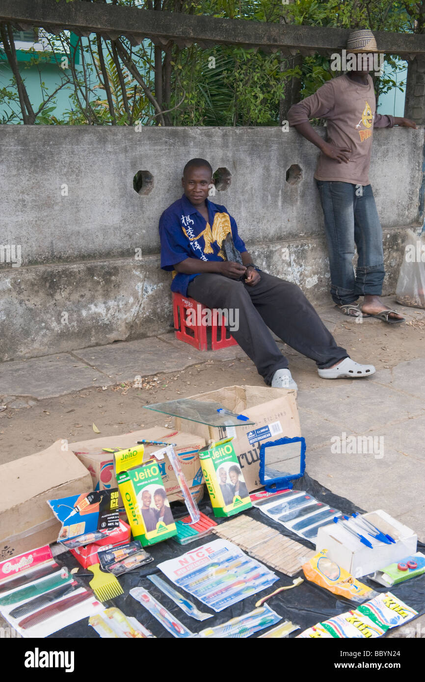 Street hawker vendita di preservativi e altri elementi a Quelimane Mozambico Foto Stock