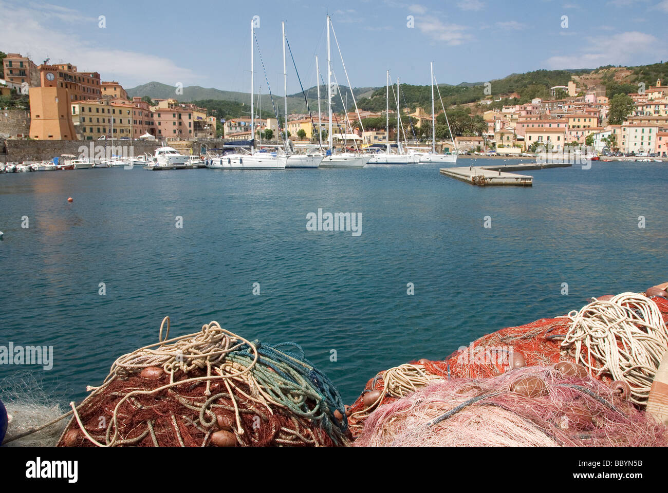 Il quaside con reti da pesca e la marina e la città di Rio Marina Foto Stock