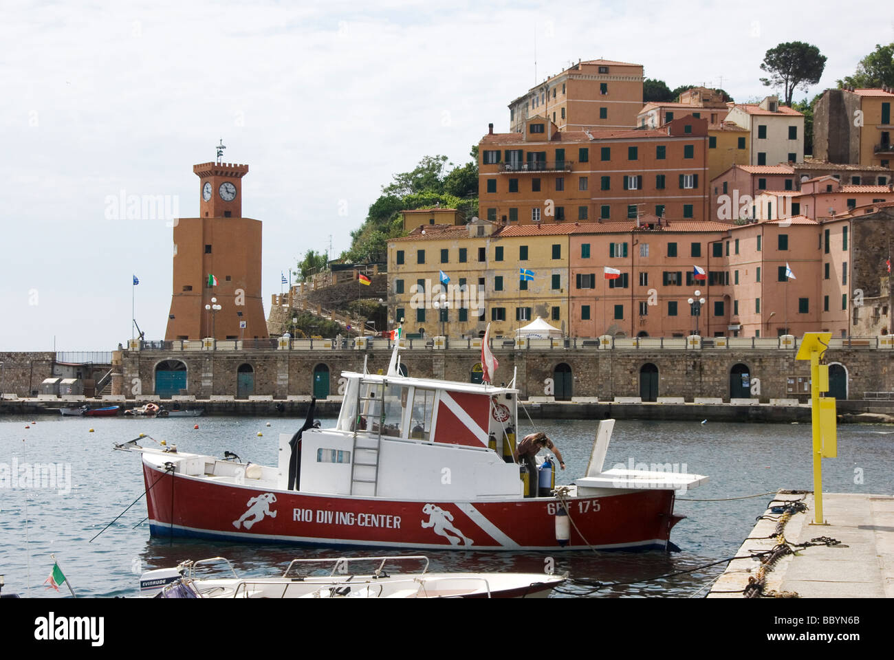 Il quaside con reti da pesca e la marina e la città di Rio Marina Foto Stock
