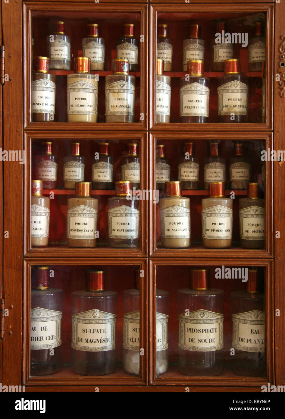 Antica farmacia - Hospices de Beaune, Francia. armadio in legno con  bottiglie di medicina Foto stock - Alamy