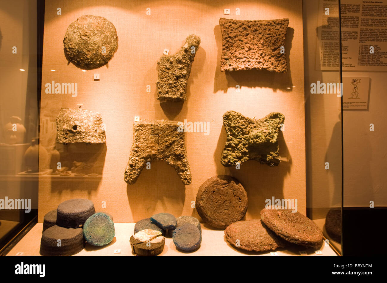 Lingotti in Uluburun Bronz relitto di età, più antico naufragio mai trovato, Bodrum Underwater Archaeology museum Turchia Foto Stock