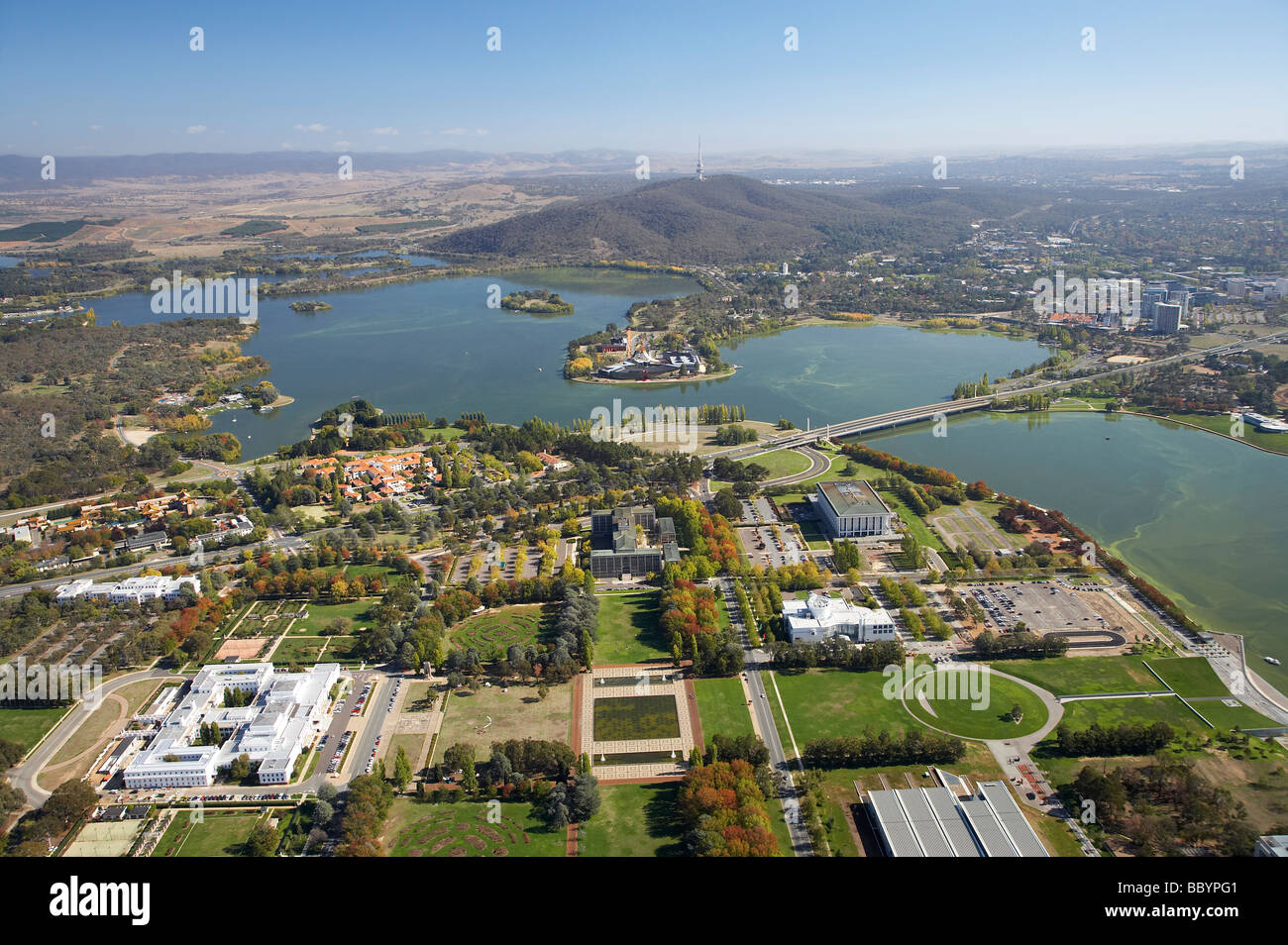 La vecchia sede del Parlamento Questacon Commonwealth Avenue Bridge National Museum Black Mountain e il Lago Burley Griffin Canberra Foto Stock