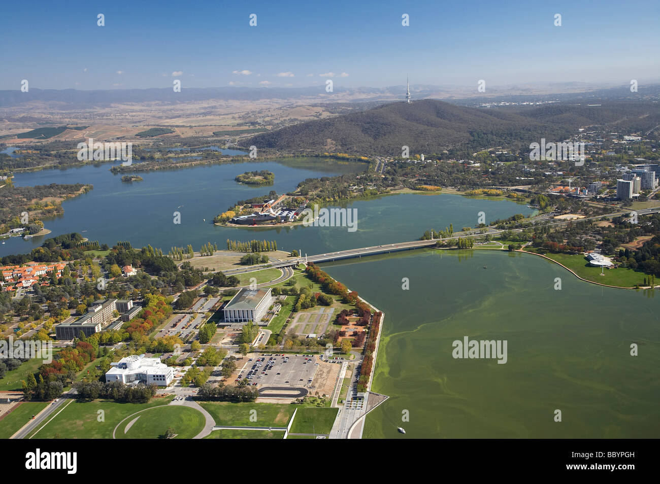 Questacon Biblioteca Nazionale Commonwealth Avenue Bridge museo Nazionale sulla penisola di Acton Black Mountain Canberra Australia Foto Stock