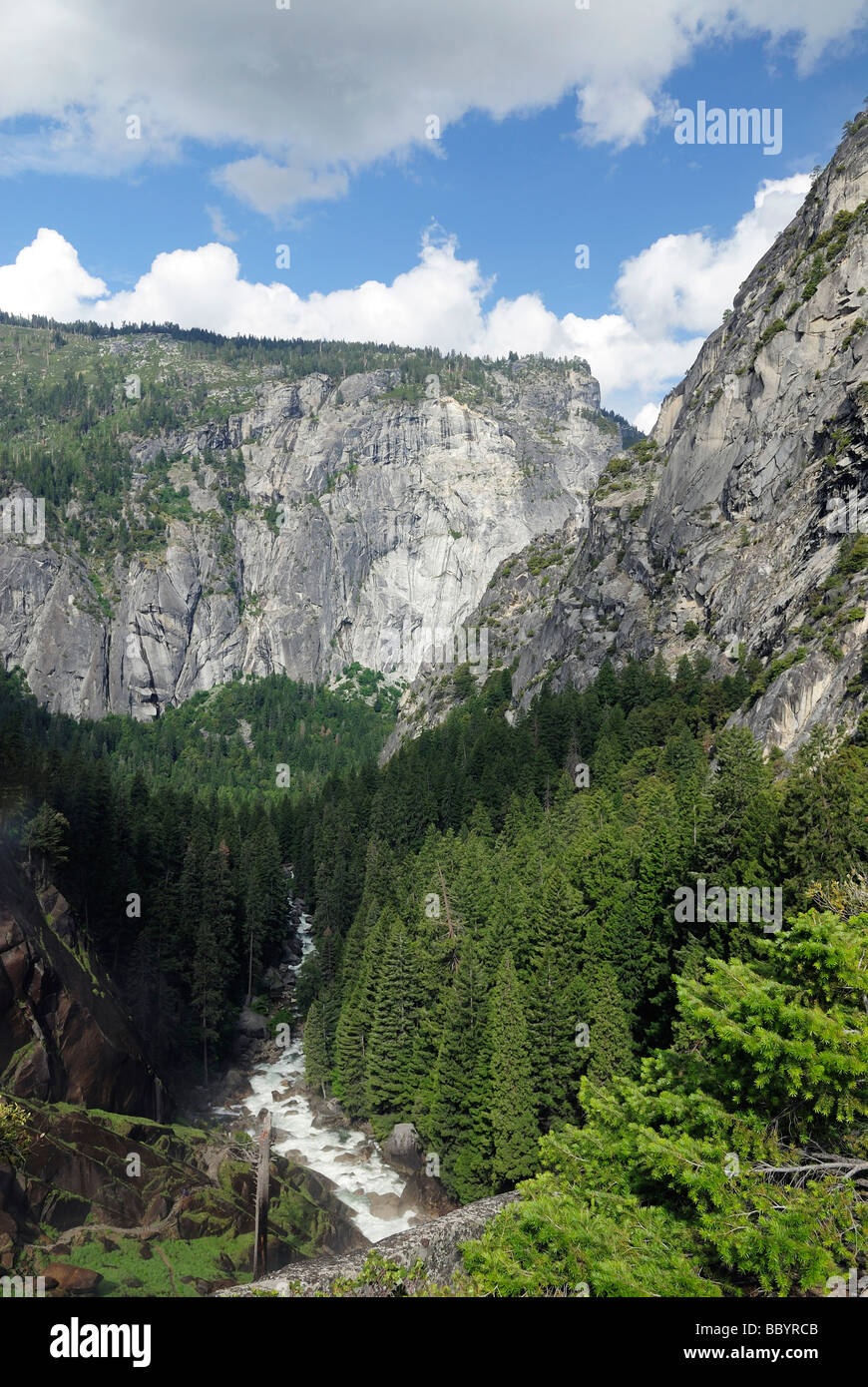 Merced River Valley a primaverile cade nel Parco Nazionale di Yosemite Foto Stock