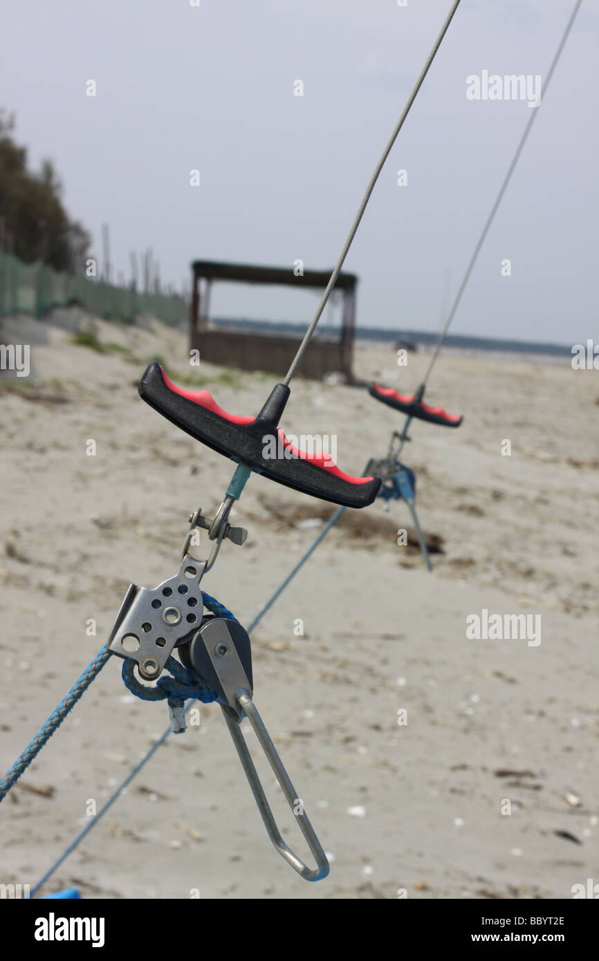 Gancio di un trapezio di una imbarcazione a vela su una spiaggia Foto stock  - Alamy