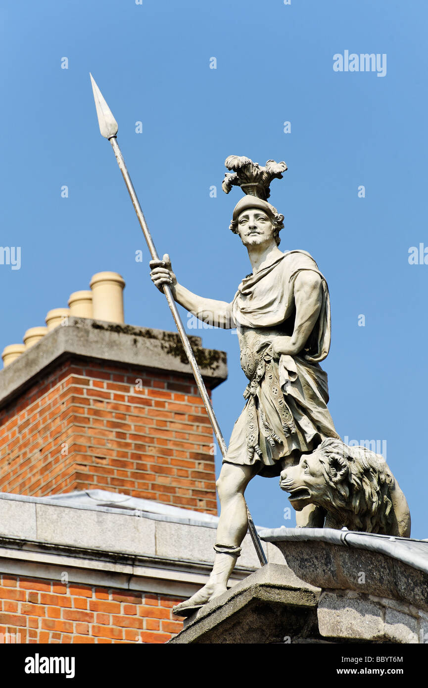 Statua con Lion il Castello di Dublino Repubblica di Irlanda Foto Stock