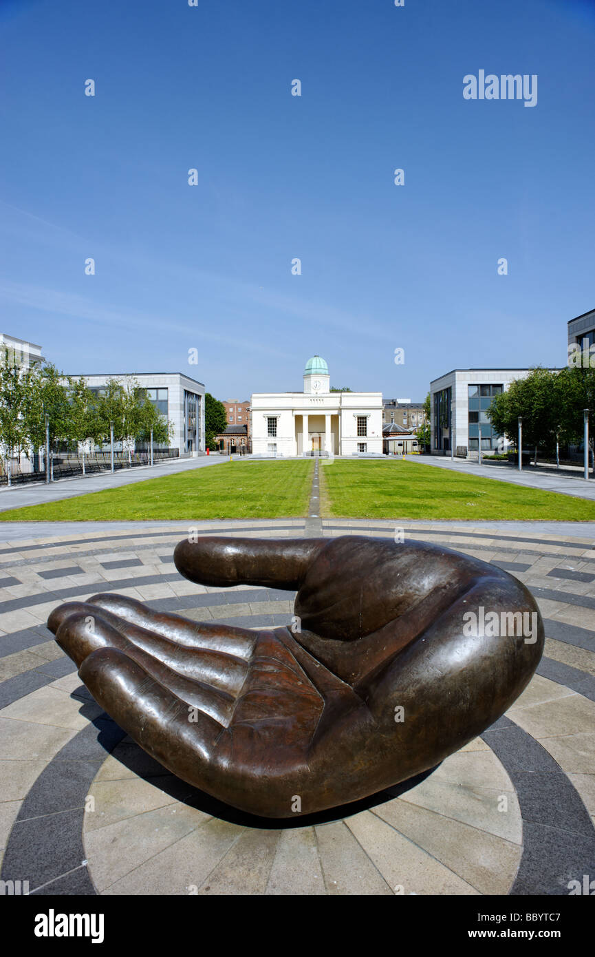 Capovolta la scultura a mano nella parte anteriore del Tyrone House a Dublino Repubblica di Irlanda Foto Stock