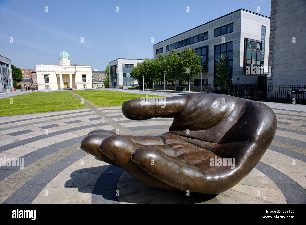 Capovolta la scultura a mano nella parte anteriore del Tyrone House a Dublino Repubblica di Irlanda Foto Stock