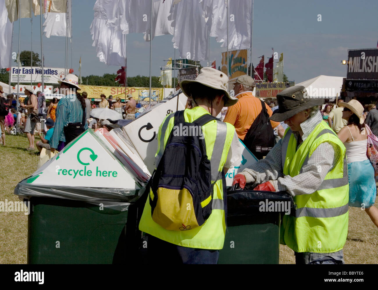 Persone che utilizzano contenitori di riciclaggio del festival Womad in Inghilterra Foto Stock