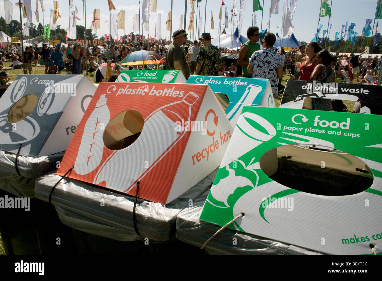 Cartone scomparti di riciclaggio del festival Womad in Inghilterra Foto Stock