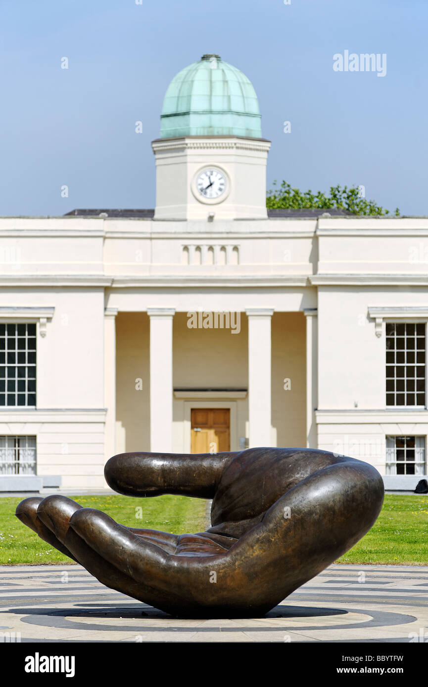 Capovolta la scultura a mano nella parte anteriore del Tyrone House a Dublino Repubblica di Irlanda Foto Stock