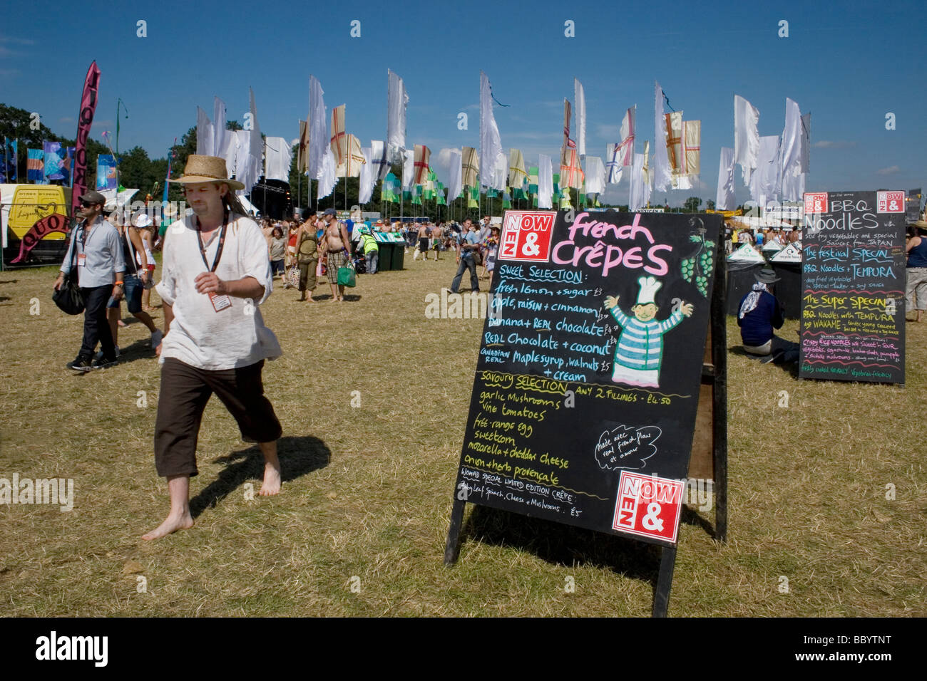 Le persone che si godono la loro stessi del festival Womad in Inghilterra Foto Stock