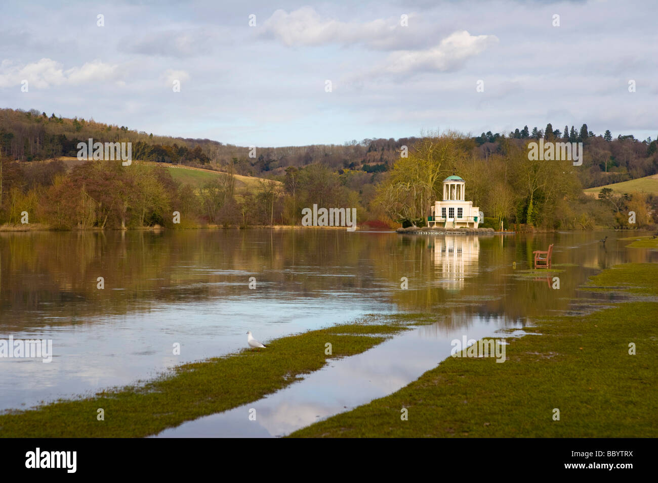 Inondati Thames con Tempio isola a valle di Henley-on-Thames, Oxfordshire, England, Regno Unito, Europa Foto Stock