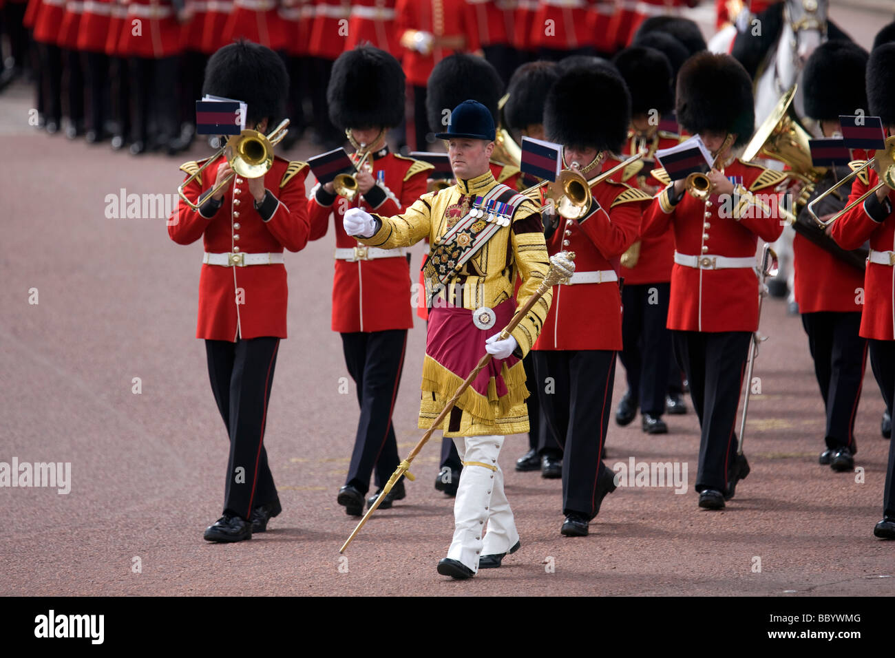 I soldati dell'Esercito britannico Guards Regiments marching in The Mall, Londra durante la celebrazione della regina il compleanno Foto Stock