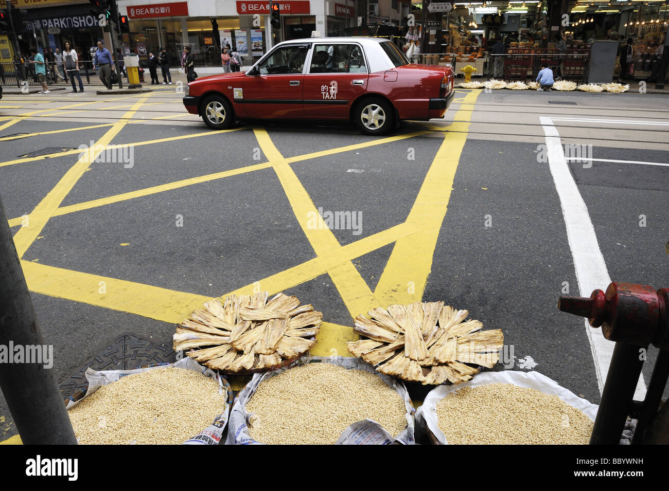 Hong Kong, pesci secchi sulla strada e di altri prodotti marini in Sheung Wan appena ad ovest del centro di Hong Kong. Foto Stock