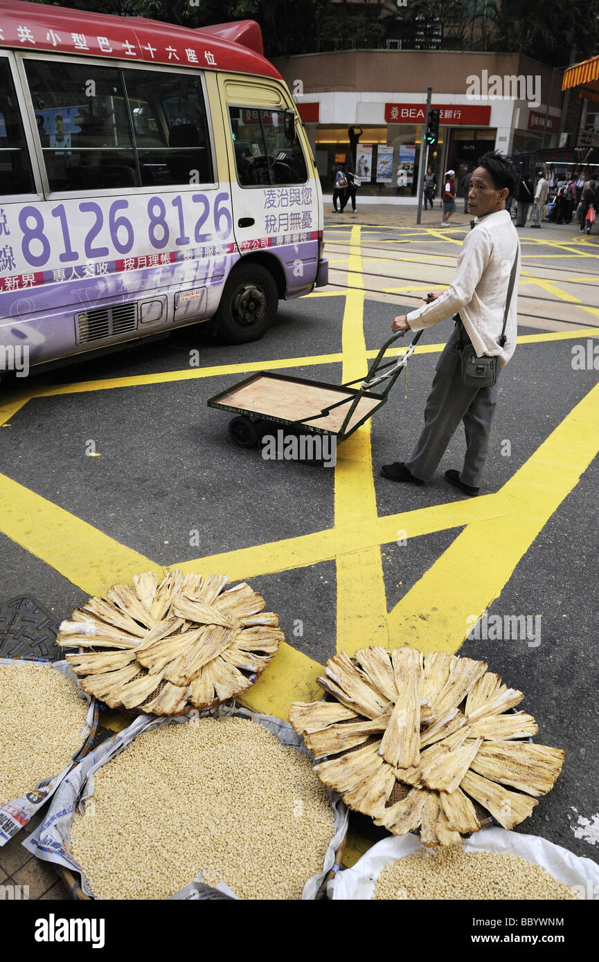 Hong Kong, pesci secchi sulla strada e di altri prodotti marini in Sheung Wan appena ad ovest del centro di Hong Kong. Foto Stock