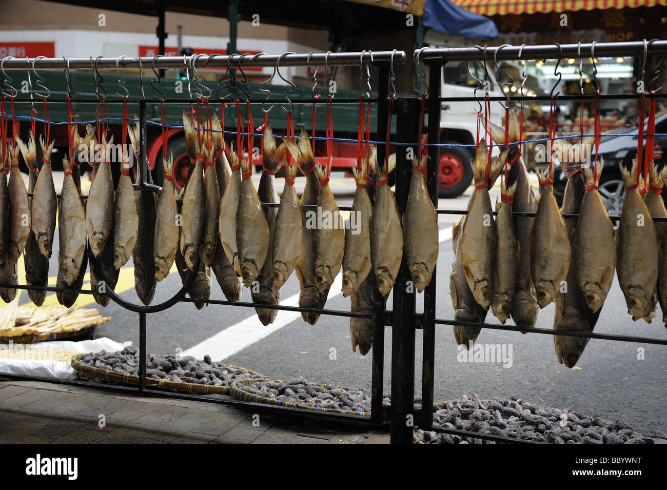 Hong Kong, essiccazione pesce sulla strada e altri prodotti marini in Sheung Wan appena ad ovest del centro di Hong Kong. Foto Stock
