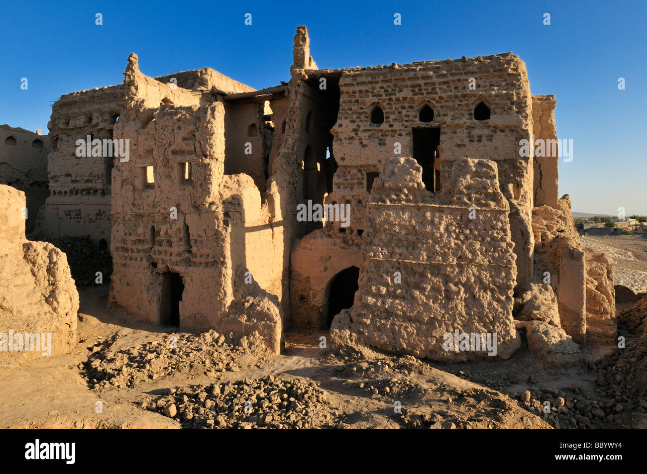 Rovine della storica città di adobe di Al Sulaif vicino Ibri, Hajar al Gharbi montagne, Al Dhahirah regione, il sultanato di Oman, arabo Foto Stock