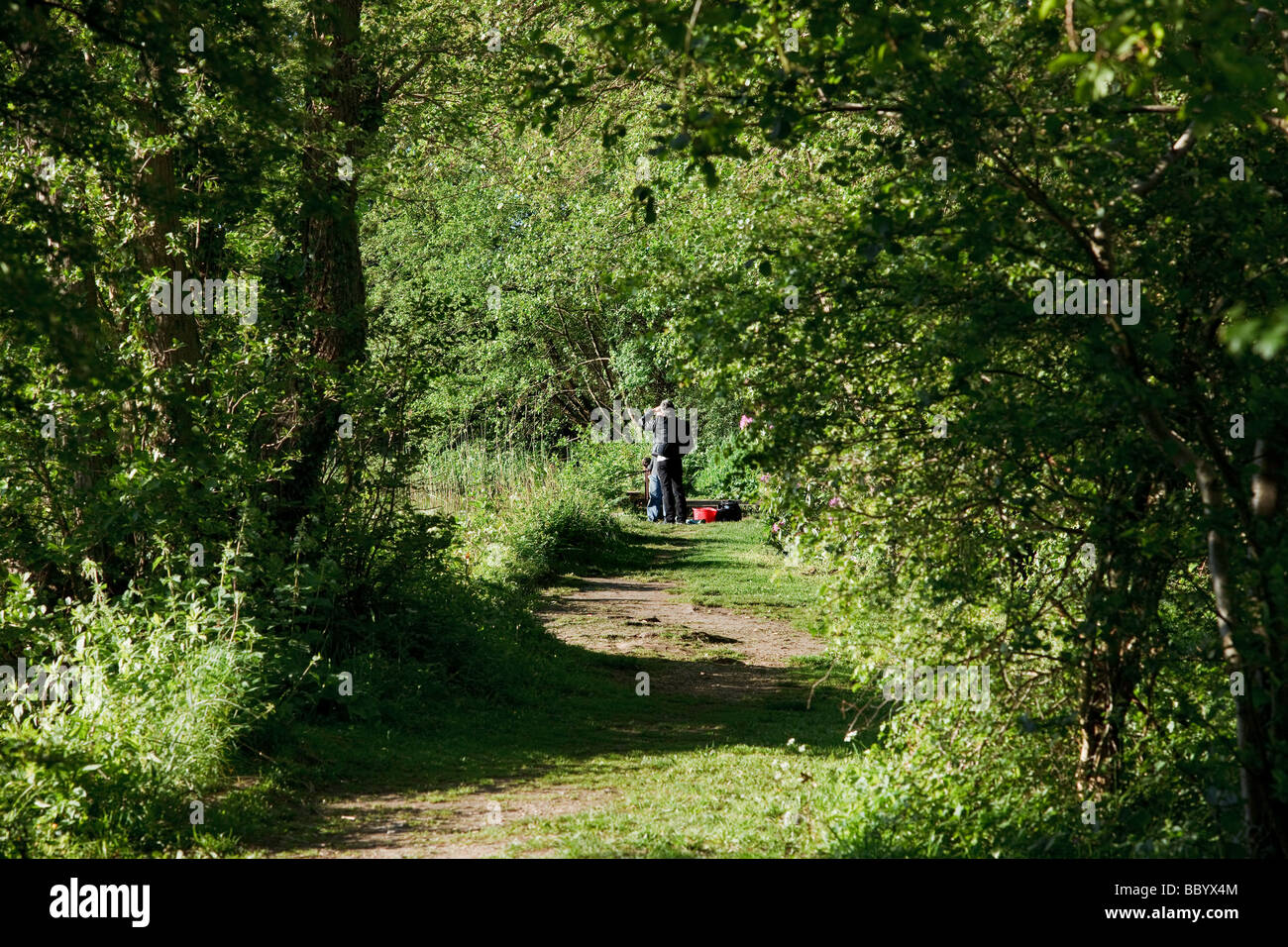 I pescatori in chat circa le migliori esche utilizzare per oggi, Glaven Lago, Norfolk, Regno Unito Foto Stock