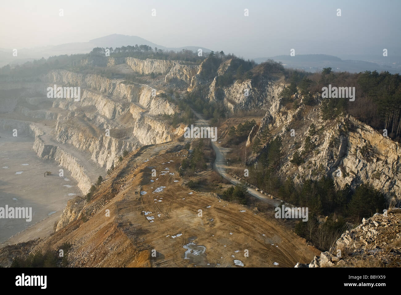 Vista dall'alto sulla autostrada vicino alla miniera a cielo aperto Foto Stock