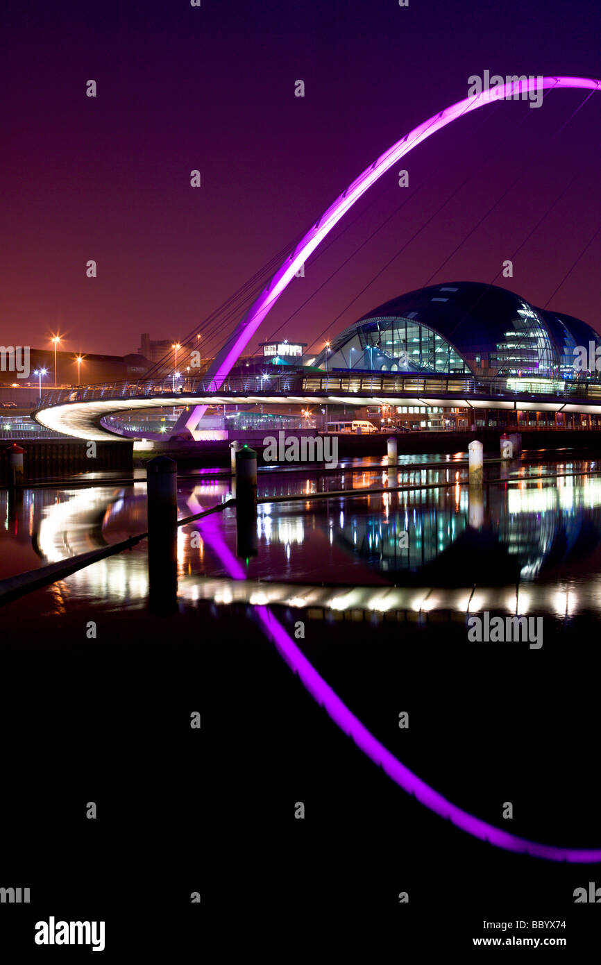 Il Quayside night shot del Sage Gateshead incorniciata dal Millennium Bridge, riflesso nel fiume Tyne. Foto Stock