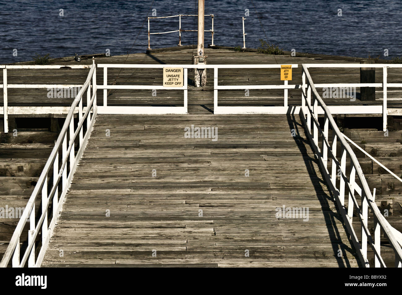 Vecchio pontile in legno sul fiume Tyne, Newcastle-Upon-Tyne. Foto Stock