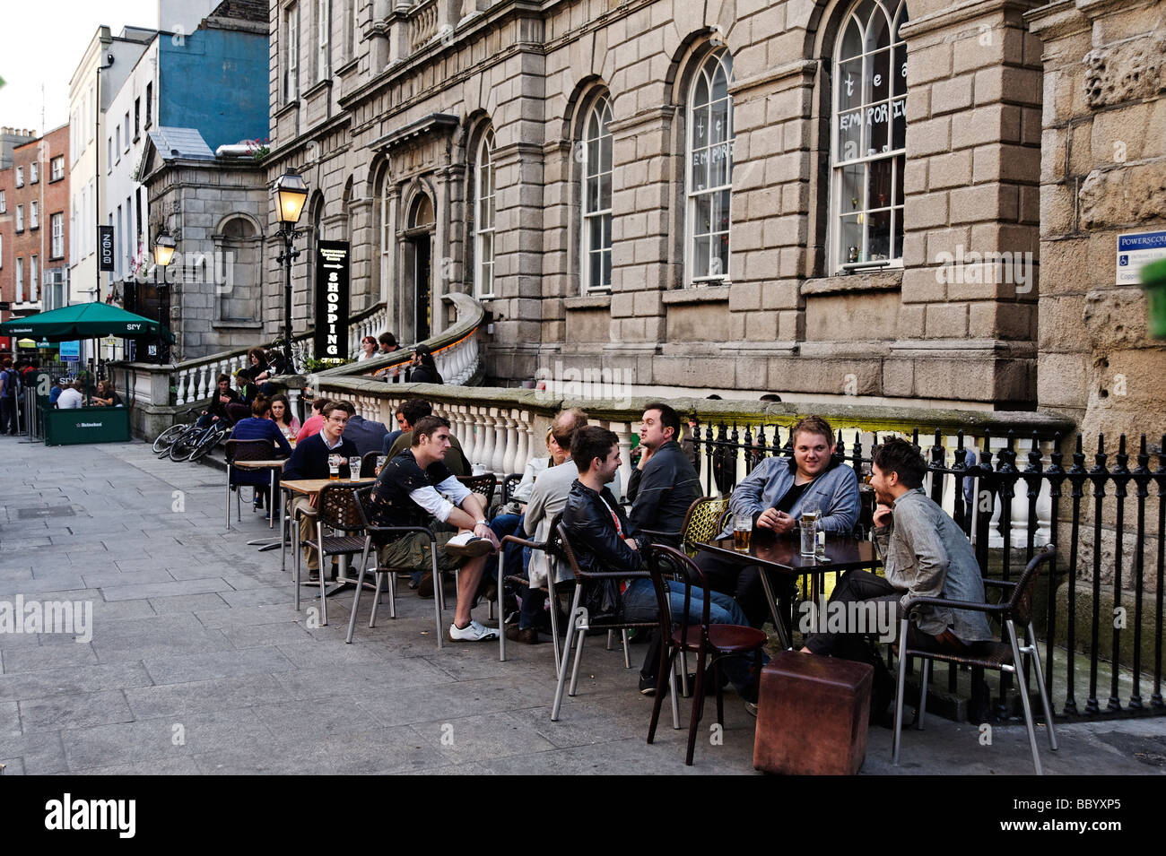 Trendy giovane gente beve al di fuori di un bar su William St a Dublino Repubblica di Irlanda Foto Stock