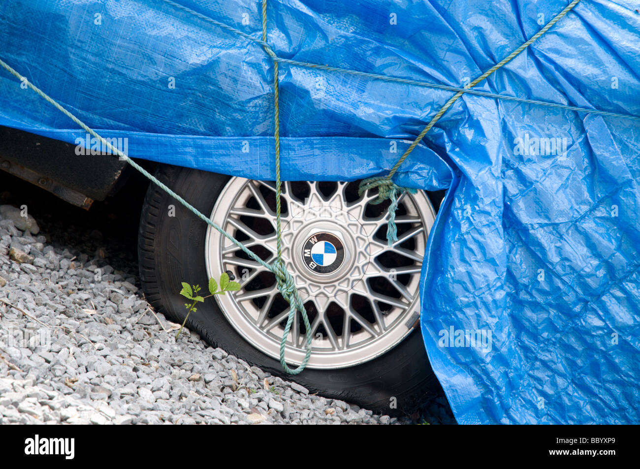 Classic BMW E30 Auto, Undercover per l'inverno o durante il restauro. Il pneumatico è diventata piatta a causa della mancanza di impiego. Foto Stock