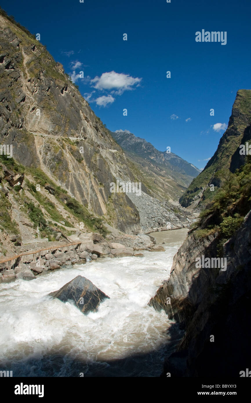 Grande roccia a Lijiang Tiger saltando gorge Cina Foto Stock