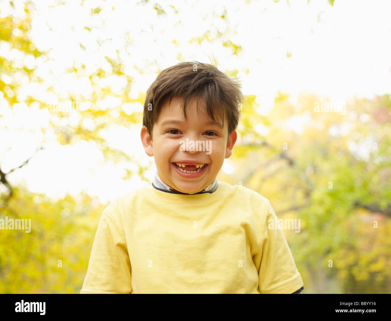 Priva di denti ragazzo ispanico grinning all aperto in autunno Foto Stock