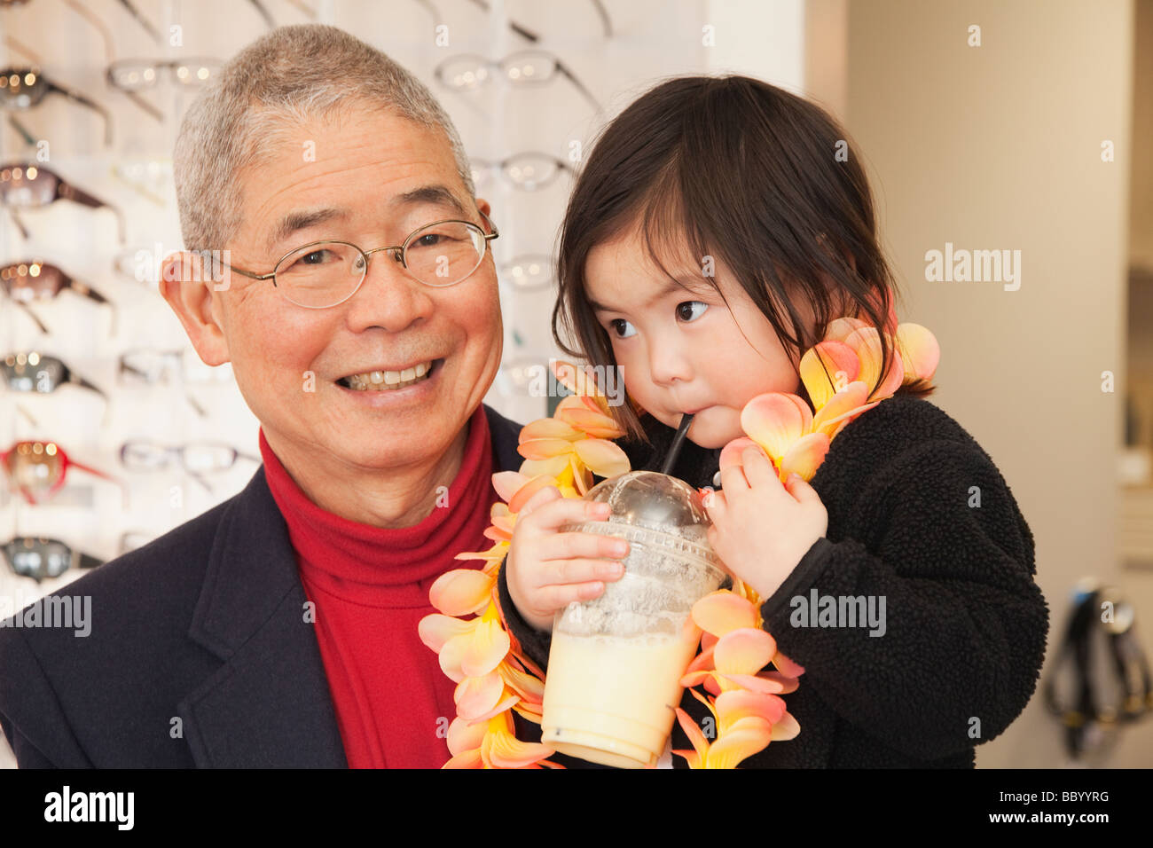 Uomo cinese holding nipote Foto Stock