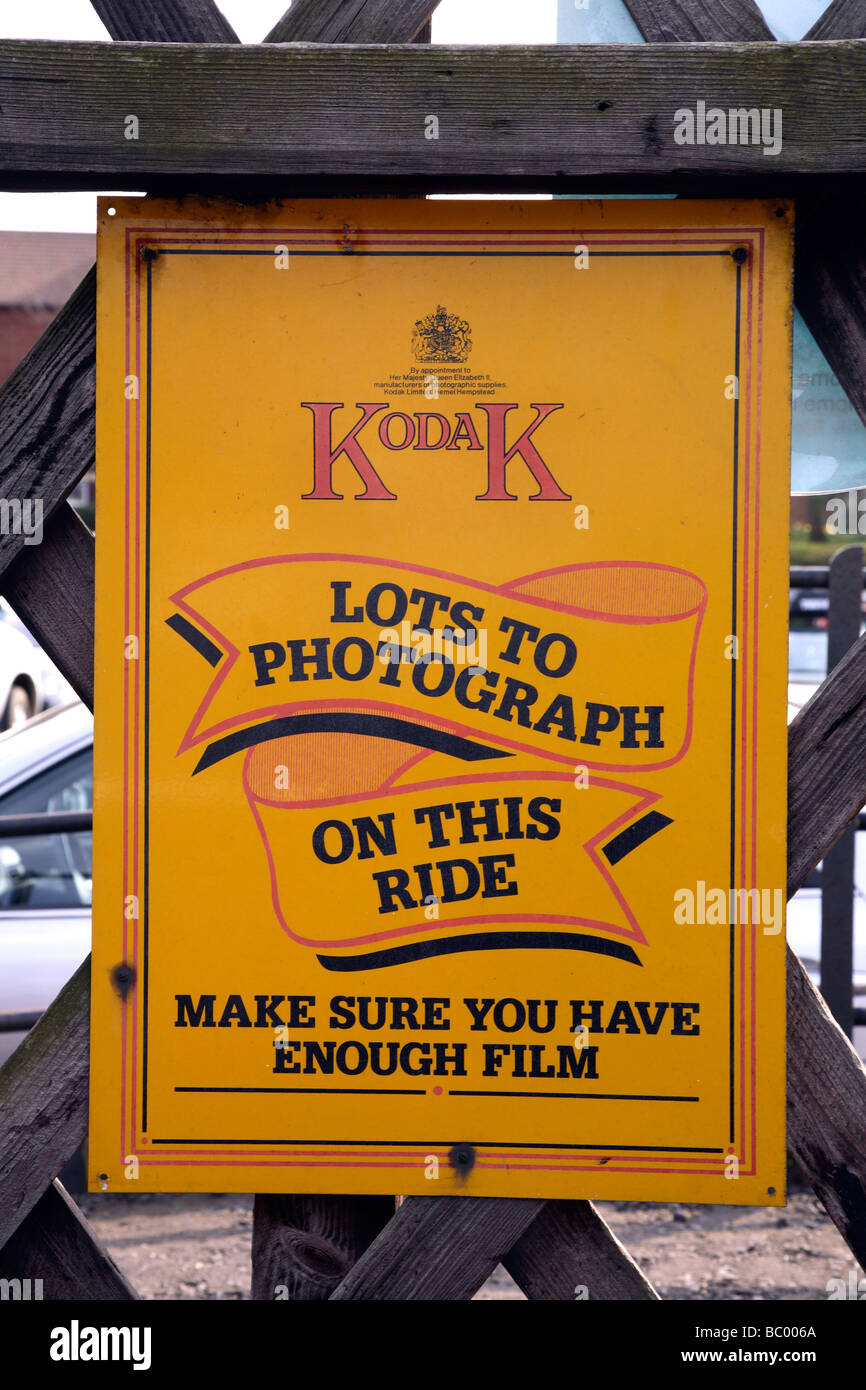 Il vecchio segno Kodak in corrispondenza di una stazione ferroviaria in Norfolk, Regno Unito. Foto Stock