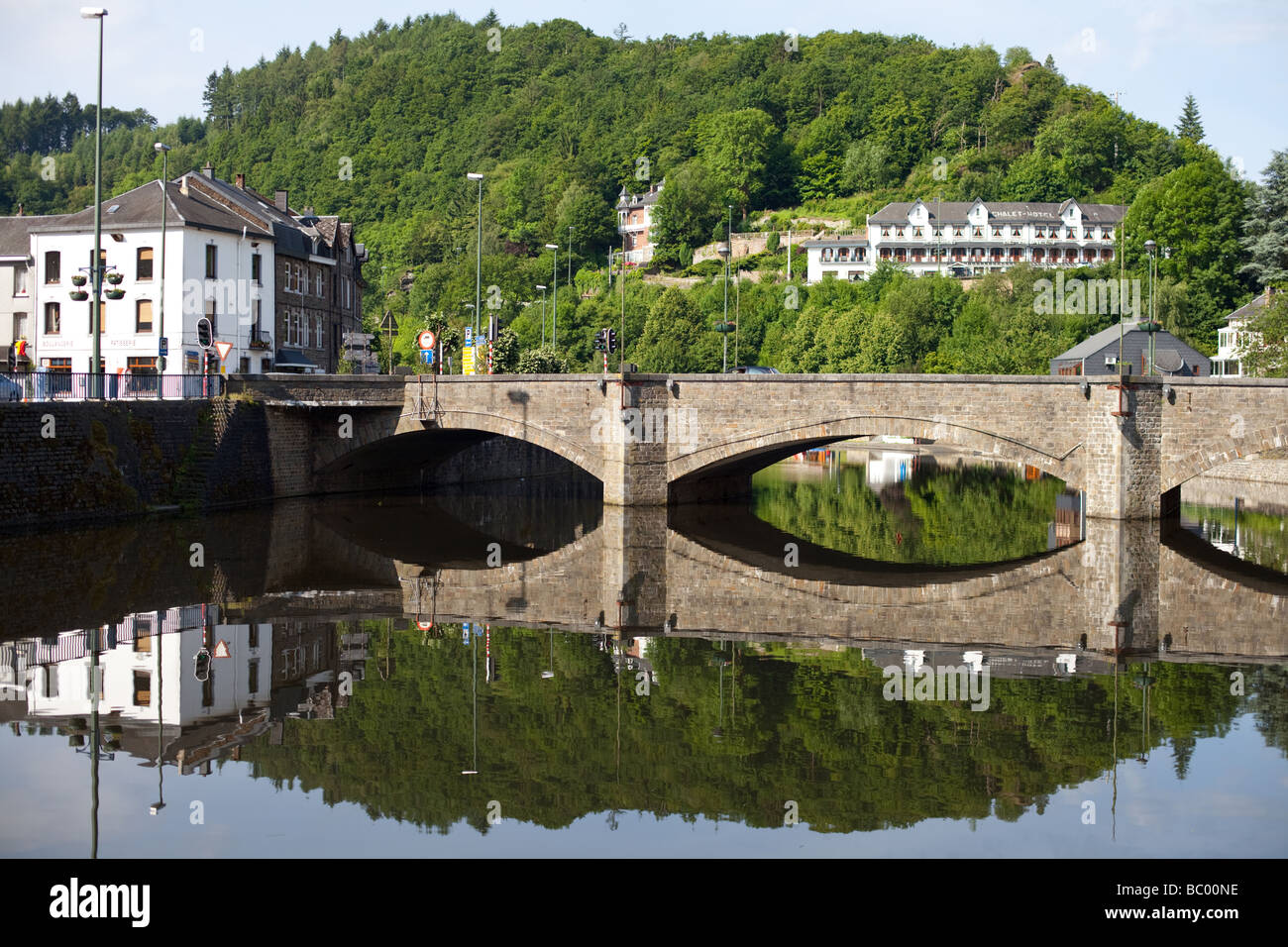 La Roche-en-Ardenne città in Belgio con il fiume Ourthe Foto Stock