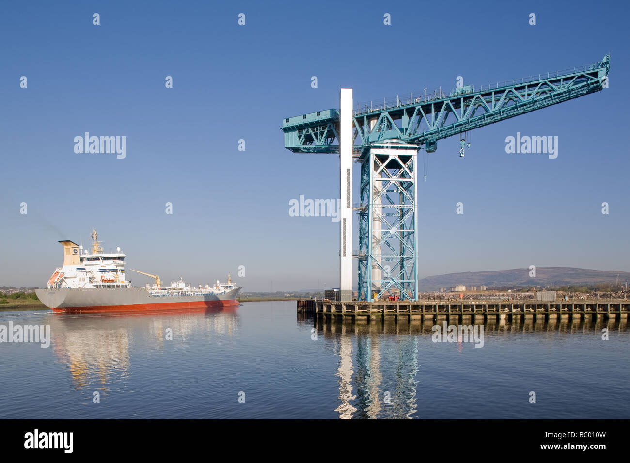Nave passando il Titan Crane, Clydebank, Scozia Foto Stock