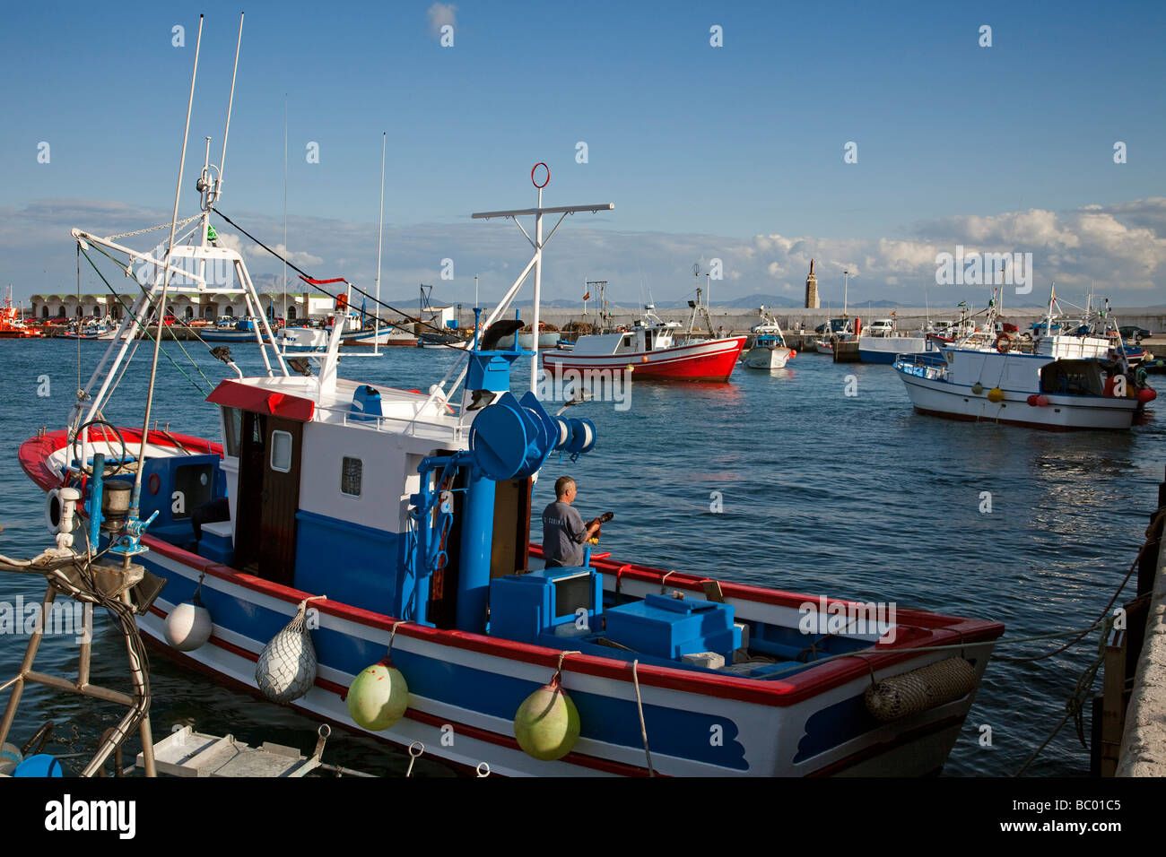 Barcos en el puerto pesquero de Tarifa Cádiz Andalucía España barche nel porto di pesca di Tarifa Cadice Andalusia Spagna Foto Stock