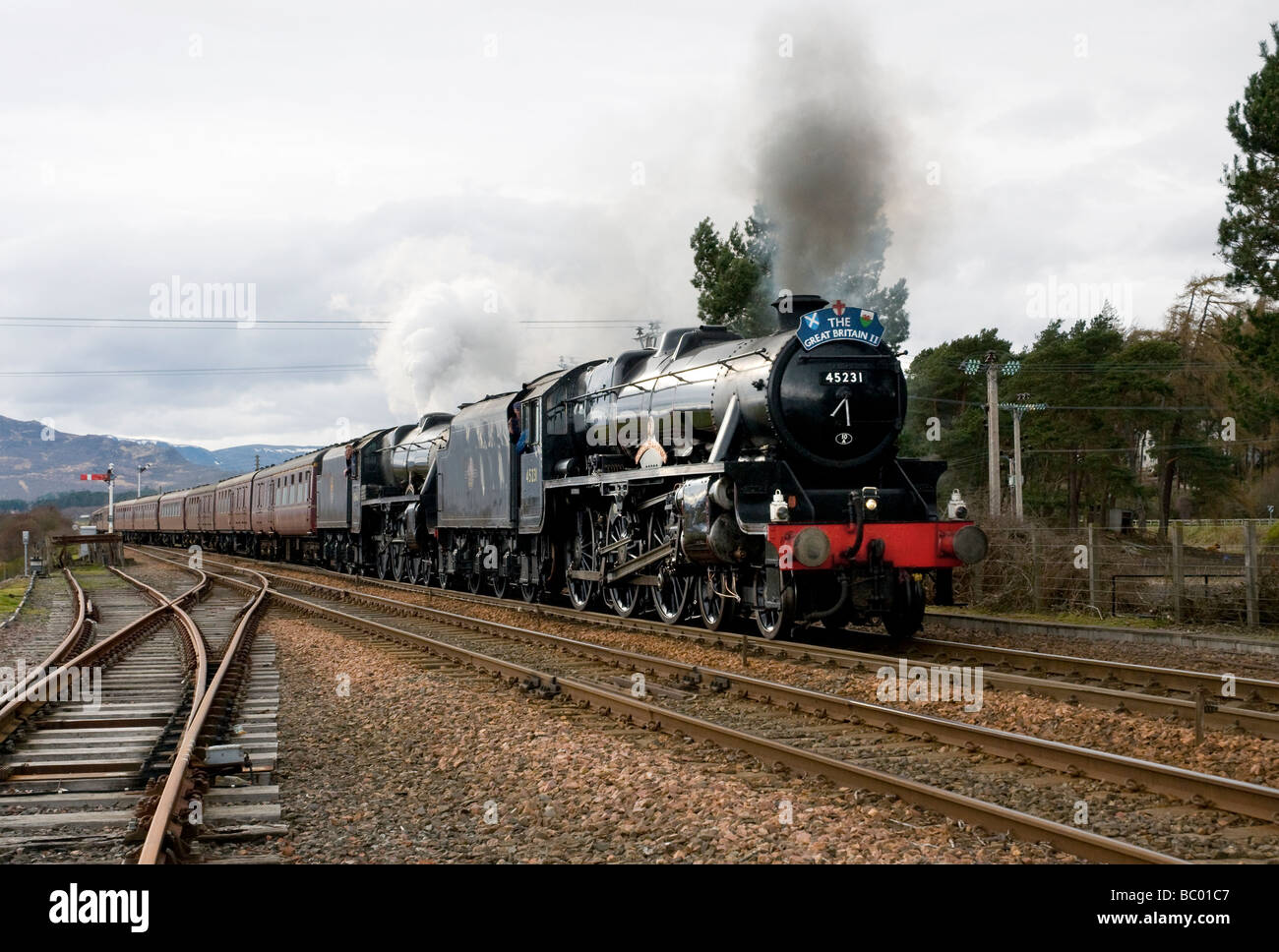Lancashire fusilier e sherwood forester conserve di locomotive a vapore avvicinando kingussie Highlands della Scozia Foto Stock