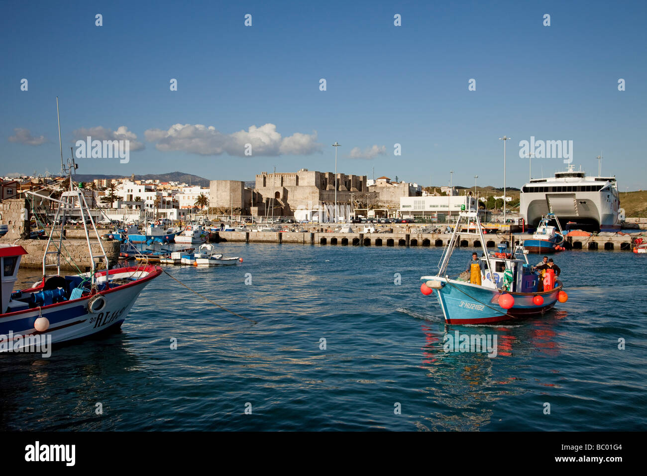 Le barche nel porto di pesca e Castello di Guzmán El Bueno Tarifa Cadice Andalusia Spagna Foto Stock
