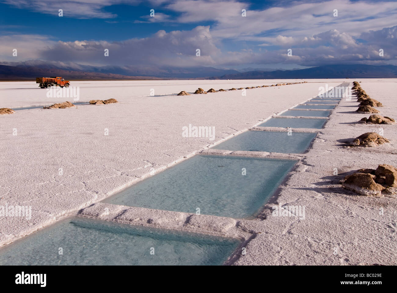 Estrazione del sale per piscine di Salinas Grandes Argentina Foto Stock
