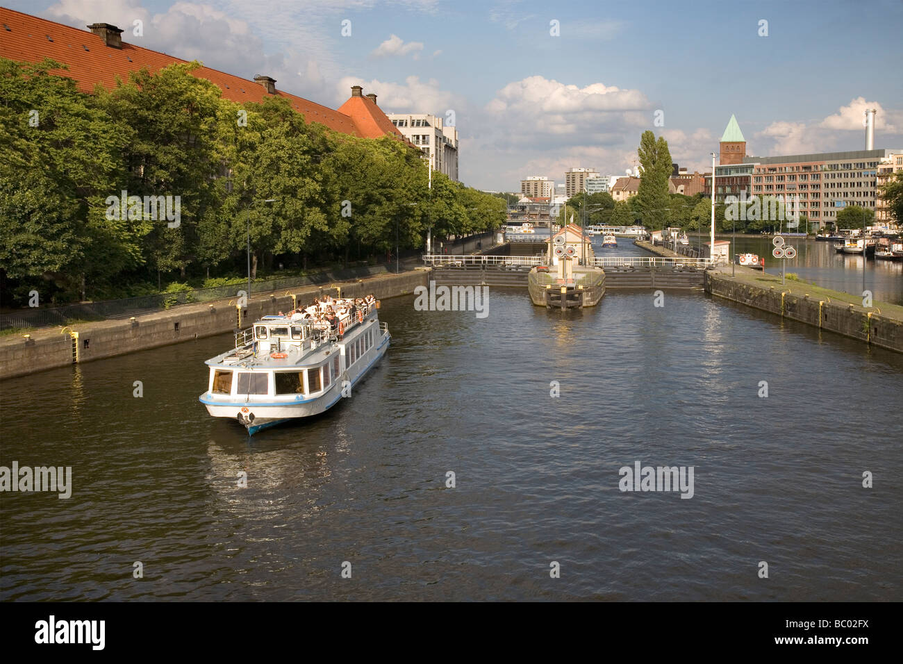 Fiume Sprea a Mühlendamm Schleuse con imbarcazione turistica, Berlino, Germania Foto Stock