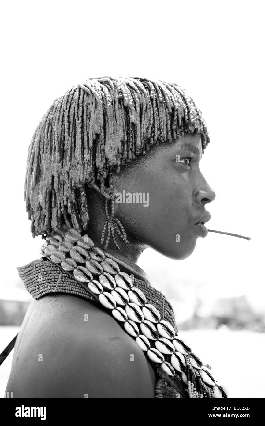 Un ritratto di una giovane donna nel telecomando Hamer villaggio nella valle dell'Omo, Etiopia. Foto Stock