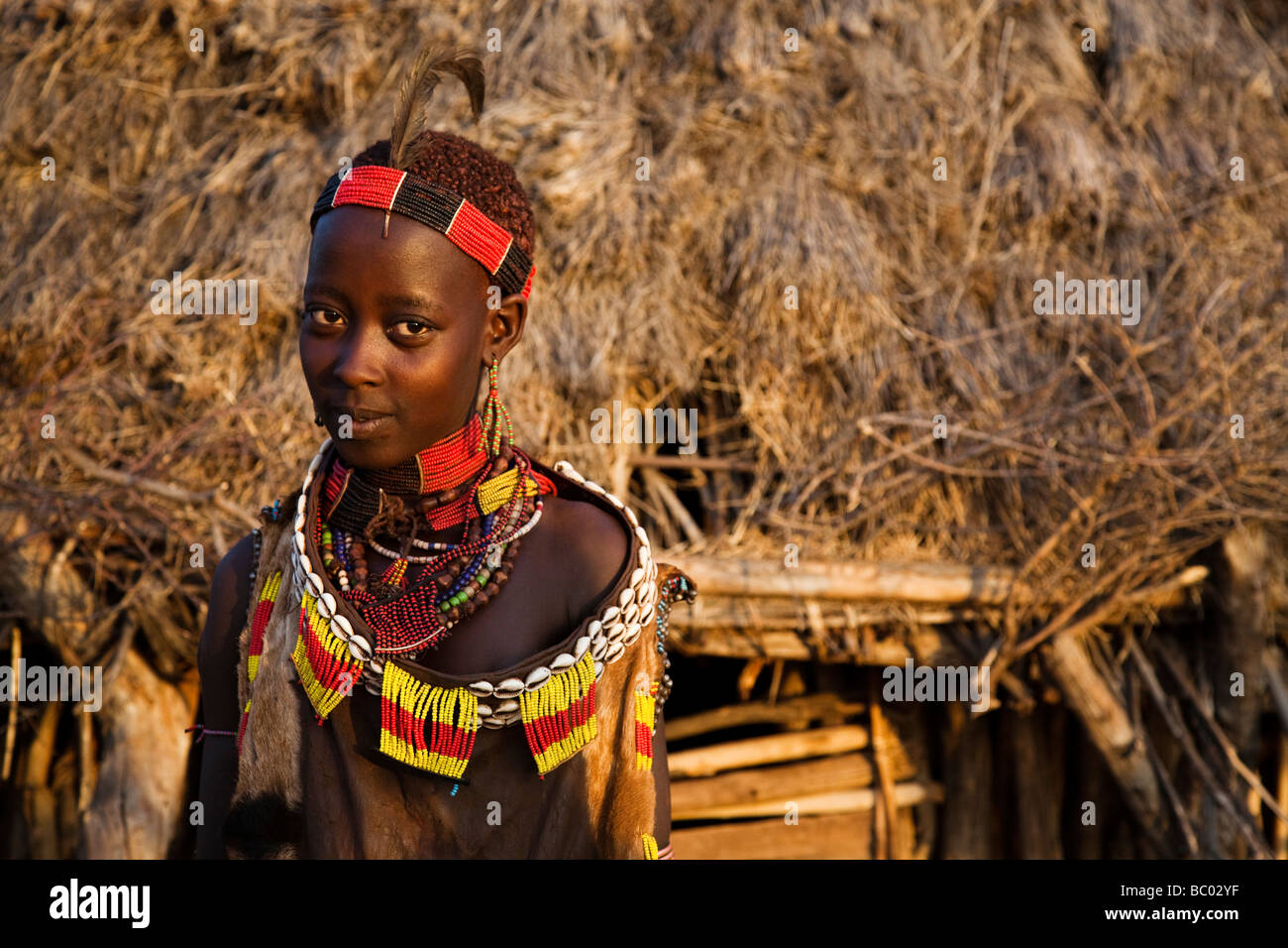 Un ritratto di una giovane donna nel villaggio Hamer nella remota valle dell'Omo di Etiopia. Foto Stock