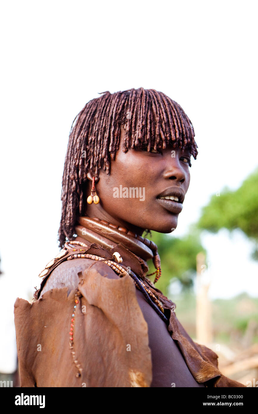Un ritratto di una giovane donna nel villaggio Hamer nella remota valle dell'Omo di Etiopia. Foto Stock
