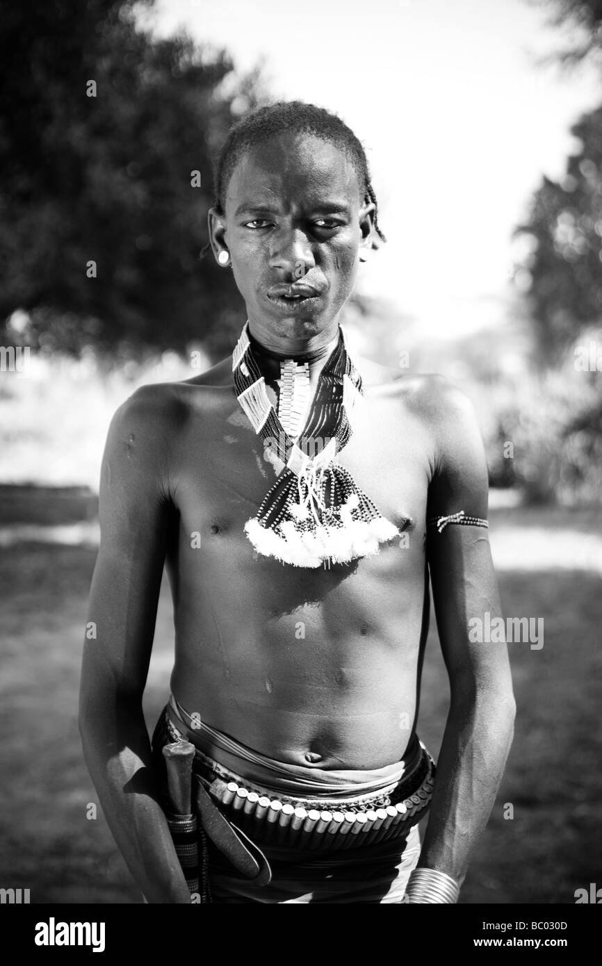 Un ritratto di un uomo Etiope vestito in abiti tradizionali nel villaggio Hamer. Foto Stock